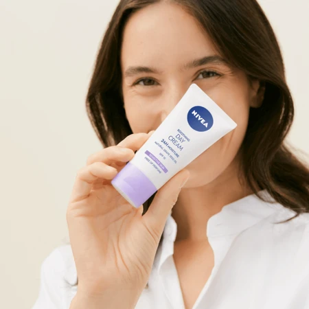 Nivea 24H Hydration, Beruhigende Tagescreme, SPF 15, 50 ml