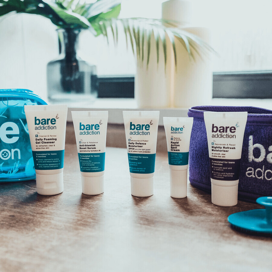 Bare Addiction My First Skincare Routine Set, un set di mini prodotti e accessori in una trousse per il trucco