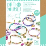 Atelier de bricolage pour fabriquer des bracelets avec des perles en papier, détails dorés