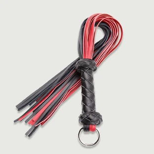 Leren flogger met rode en zwarte strepen en metalen ring - Rood/Zwart