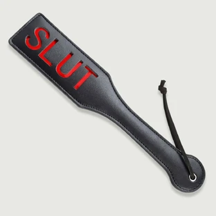 Domme Series Paletă din piele cu tăietură SLUT - negru