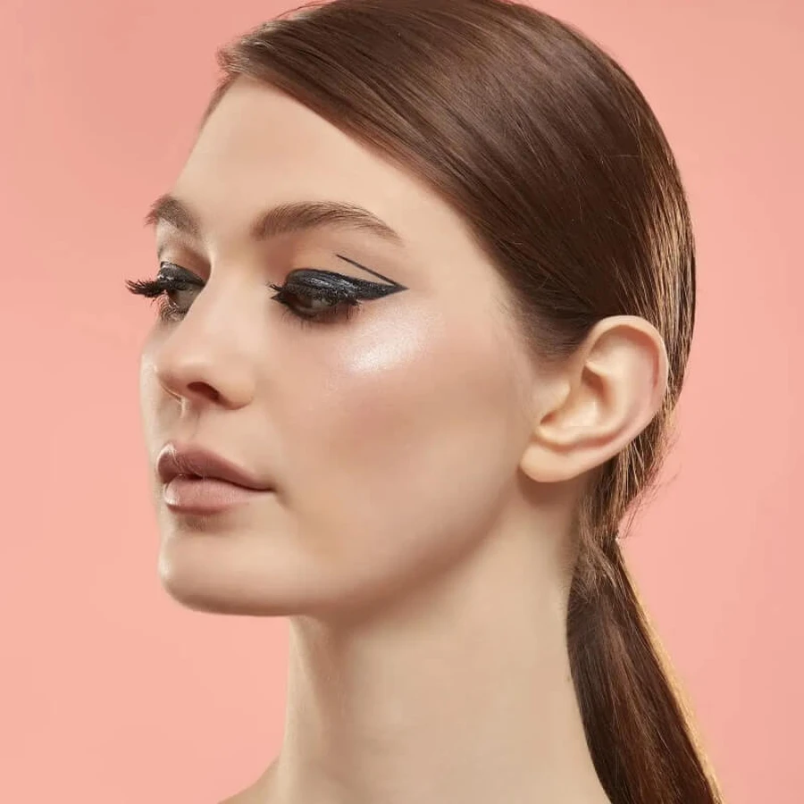 Płynny eyeliner Deborah Ultra Liner – czarny: ceny i cechy