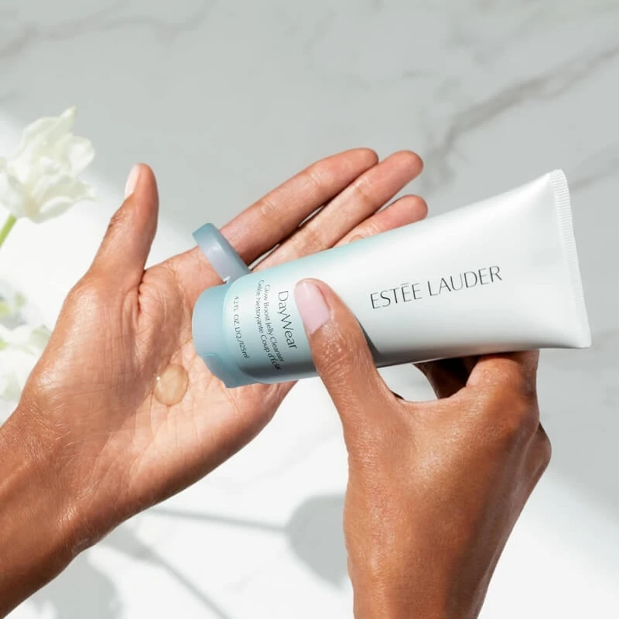 Estée Lauder Daywear Glow Boost Jelly Cleanser – oczyszczający i rozjaśniający piankowy płyn do mycia twarzy, 125 ml: ceny i cechy