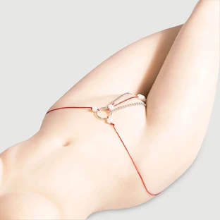 Tanga mit Perlenkette und schmalem Riemen – Rot